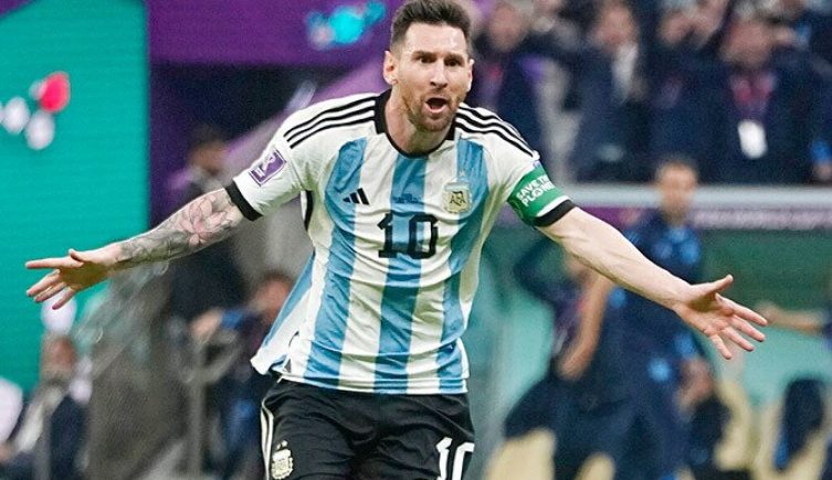 Leo Messi festeja uno de sus goles para Argentina en el Mundial 2022