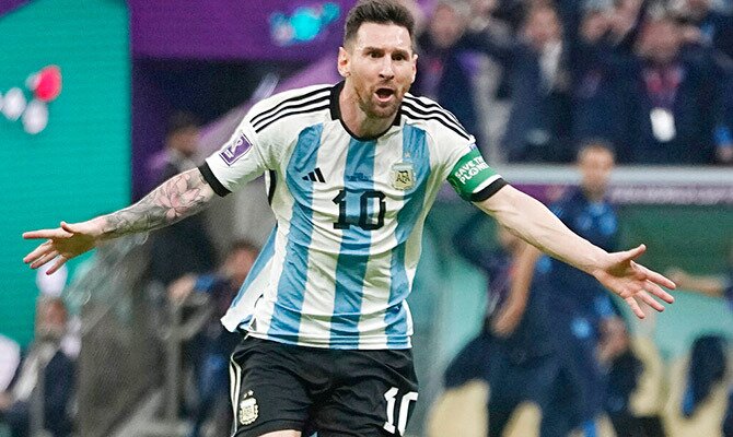 Leo Messi festeja uno de sus goles para Argentina en el Mundial 2022