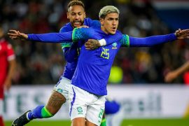 Neymar y Pedro festejan un gol de Brasil ante Tunez en amistoso internacional
