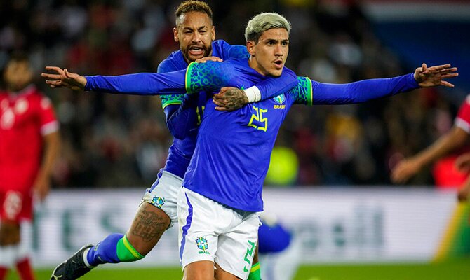 Neymar y Pedro festejan un gol de Brasil ante Tunez en amistoso internacional