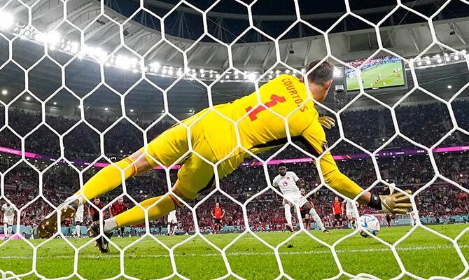 Thibaut Courtois atajando un penal ante Canada en el debut de Belgica en el Mundial 2022
