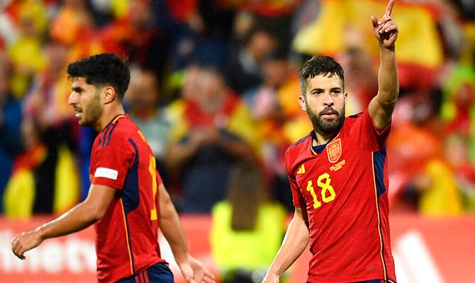Jordi Alba celebra una anotacion de España en partido internacional de 2022