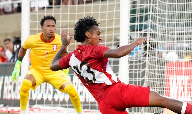 Renato Tapia y Pedro Gallese en un amistoso de la Seleccion Peruana en 2022