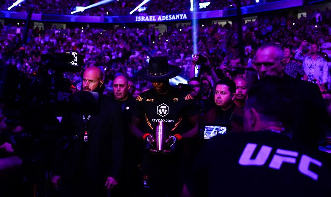 Israel Adesanya ingresa a la arena para un evento de UFC