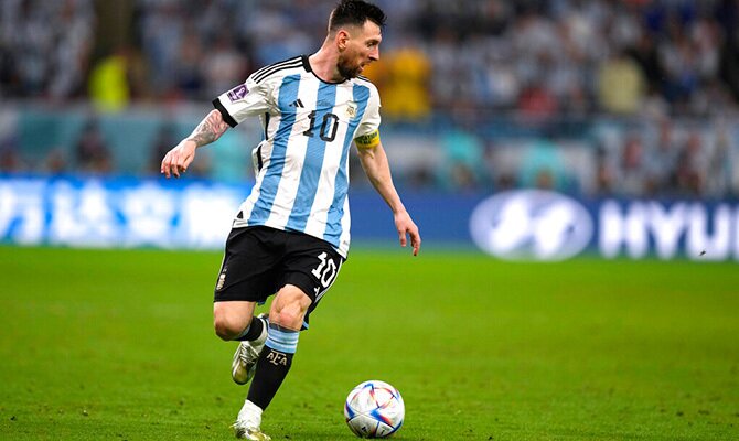Lionel Messi lleva el balon en un partido de Argentina del Mundial 2022