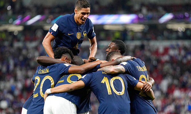 Jugadores de Francia festejan un gol en la Copa del Mundo 2022