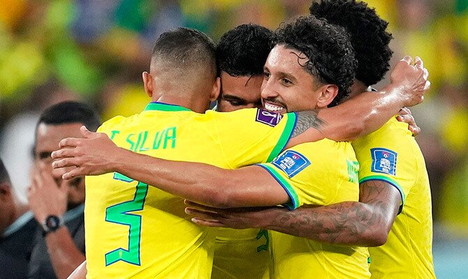 Futbolistas de Brasil festejan un gol en la fase de grupos de la Copa del Mundo 2022