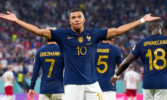 Kylian Mbappe festeja un gol de Francia en la Copa del Mundo 2022