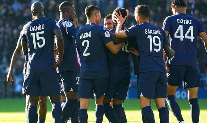 Futbolistas del PSG festejan una anotacion por la Ligue 1 2022-2023