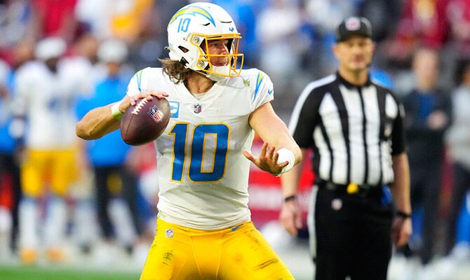 Justin Herbert preparar un pase para Los Angeles Chargers en la NFL 2022