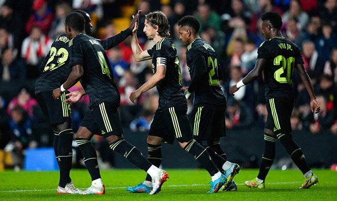 Ferland Mendy, Luka Modric y otros jugadores del Real Madrid celebran un gol