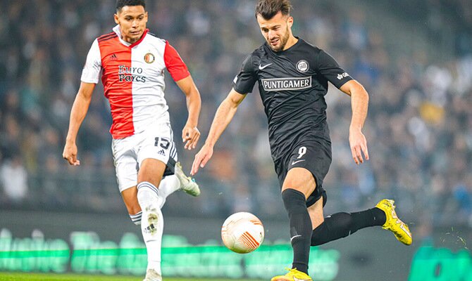 Marcos Lopez en partido internacional en su primera temporada con el Feyenoord