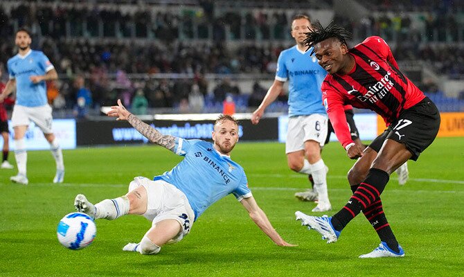 Rafael Leao del Milan ensaya un remate en partido contra la Lazio