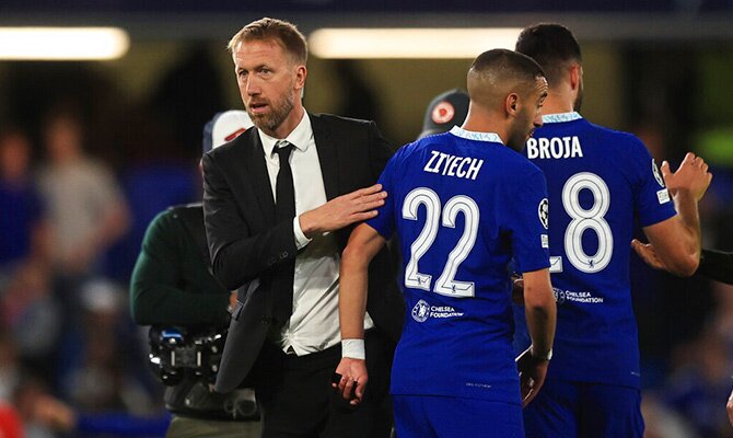 Graham Potter saluda a Ziyech y Broja tras un partido del Chelsea