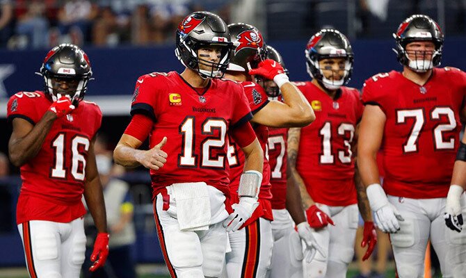 Tom Brady de Tampa Bay Bucs con sus compañeros al termino de un partido de NFL 2022