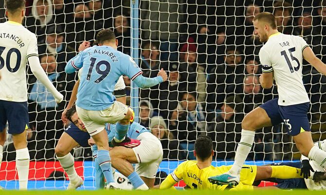 Julian Alvarez remata en el ultimo duelo entre Tottenham y Man City