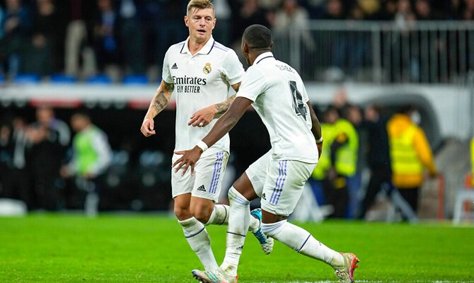 Toni Kroos y David Alaba celebran una anotacion del Real Madrid en el Bernabeu