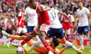 Gabriel Jesus del Arsenal lucha con Cristian Romero y Hugo Lloris del Tottenham