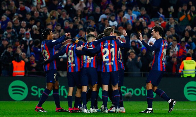 Jugadores del Barcelona celebran una anotacion en el Camp Nou