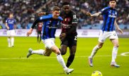 Robin Gosens del Inter y Divock Origi del Milan disputan el balon