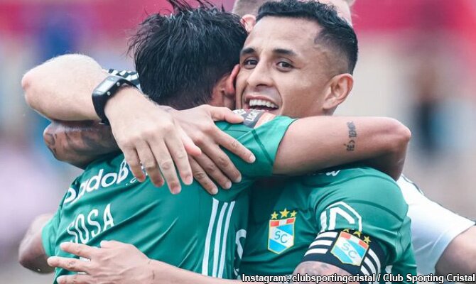 Leandro Sosa festeja un gol de Sporting Cristal por la Liga 1