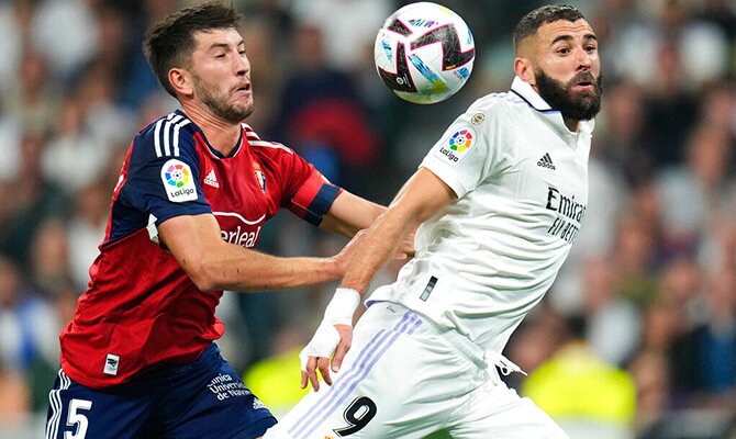 Karim Benzema del Real Madrid lucha por el balon en partido contra el Osasuna