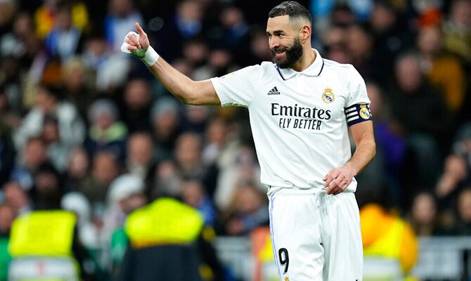 Karim Benzema hace un gesto de aprobacion en partido del Real Madrid en 2023
