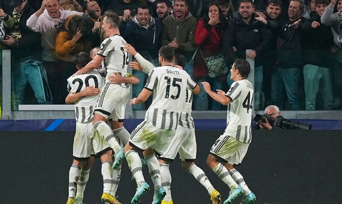 Jugadores de la Juventus celebran un gol en casa durante 2022