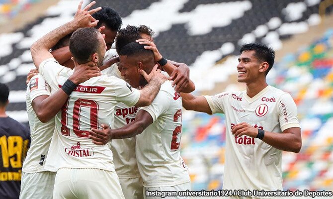 Futbolistas de Universitario festejan un gol en el inicio de la Liga 1 Peru 2023