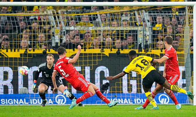 Manuel Neuer en el arco del Bayern Munich ante el Dortmund por la Bundesliga