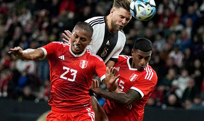 Pedro Aquino y Miguel Araujo de Peru en amistoso contra Alemania