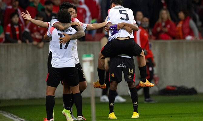 Futbolistas de Melgar festejan un gol en competicion de Conmebol