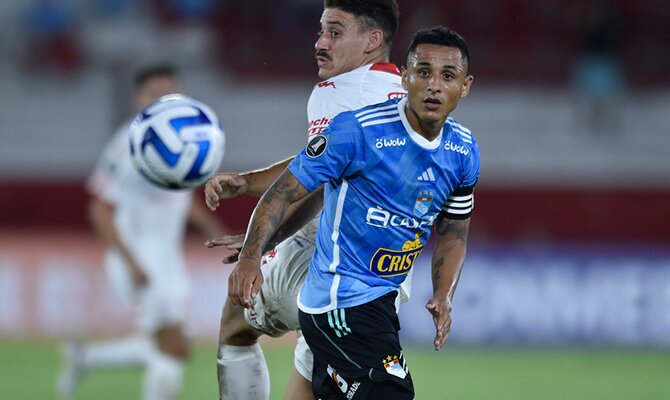 Yoshimar Yotún de Sporting Cristal en partido contra Huracán en la Libertadores 2023