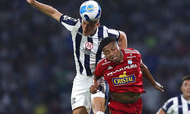 Irven Avila busca el balon en partido de Libertadores de Sporting Cristal ante Talleres