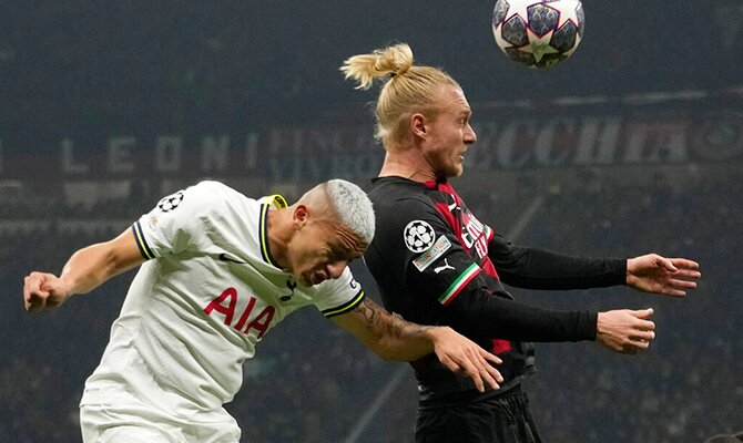 Richarlison del Tottenham y Simon Kjaer del Milan disputan un balon aereo