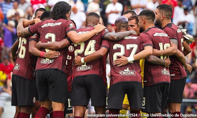 Futbolistas de Universitario antes de un partido por el campeonato peruano