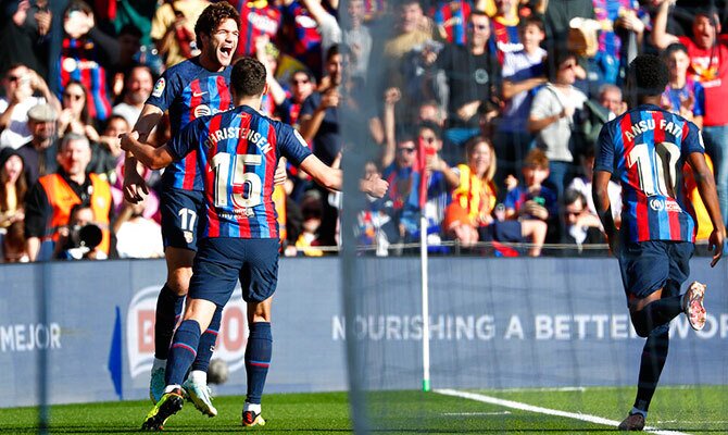 Marcos Alonso festeja un gol del Barcelona en el Camp Nou por LaLiga