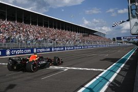 Max Verstappen cruzando la meta en el Gran Premio de Miami 2022