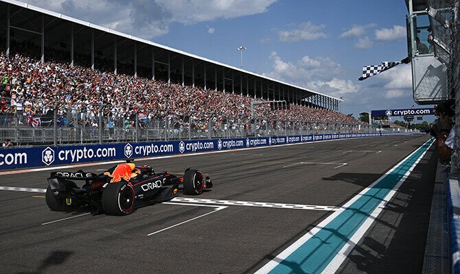 Max Verstappen cruzando la meta en el Gran Premio de Miami 2022