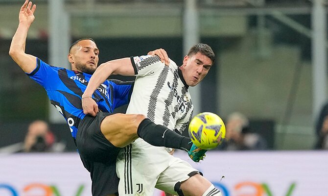 Danilo D'Ambrosio del Inter disputa el balon con Dusan Vlahovic de Juventus