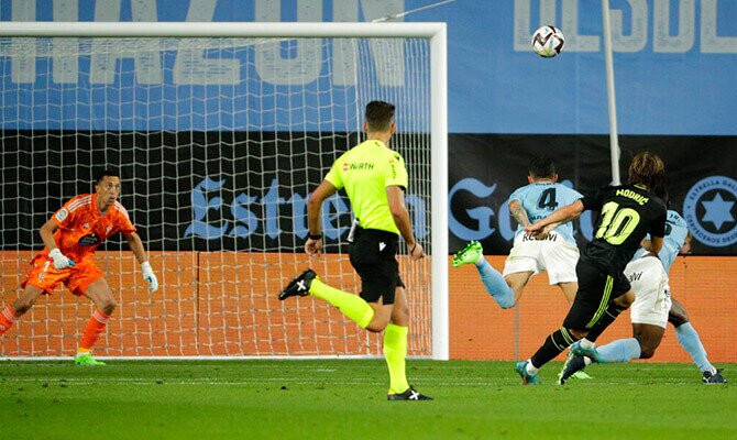 Luka Modrid ensaya un remate en la ultima visita del Real Madrid al Celta