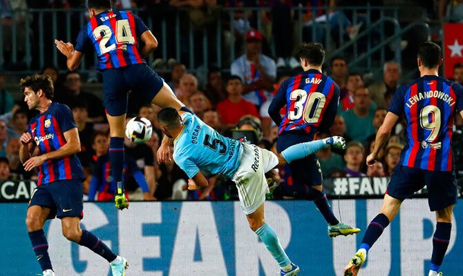 Gavi, Lewandowski y otros jugadores del Barcelona disputan el balon en juego ante el Celta