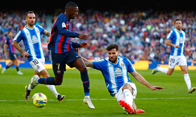 Ousmane Dembele del Barcelona en el derbi contra el Espanyol en el Camp Nou