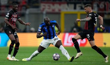 Romelu Lukaku del Inter entre dos defensores del Milan en partido de Champions