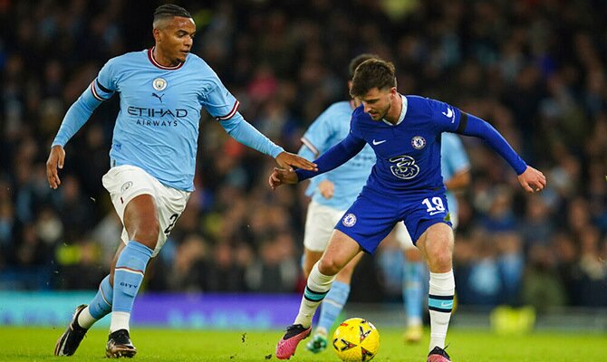 Mason Mount del Chelsea y Manuel Akanji del Manchester City