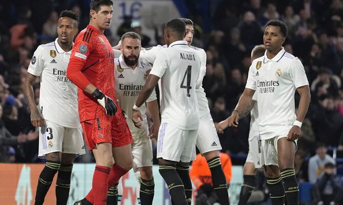 Thibaut Courtois y otros jugadores del Real Madrid reunidos en partido ante el Chelsea