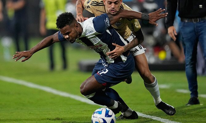 Aldair Rodríguez de Alianza Lima en acción del partido contra Atlético Mineiro