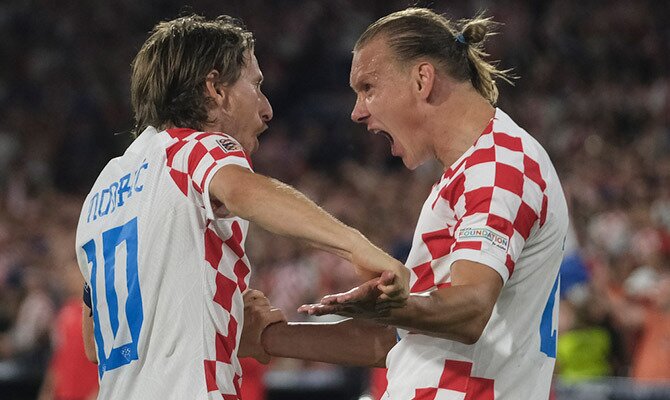 Luka Modric festeja con Lovro Majer un gol de Croacia ante Paises Bajos en Nations League