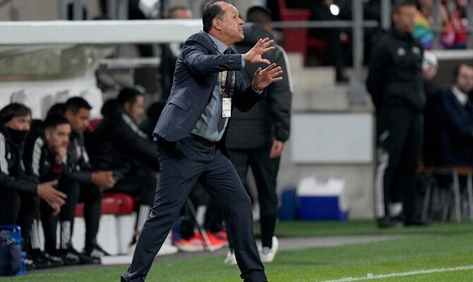 Juan Reynoso da indicaciones en un partido amistoso de la Seleccion Peruana