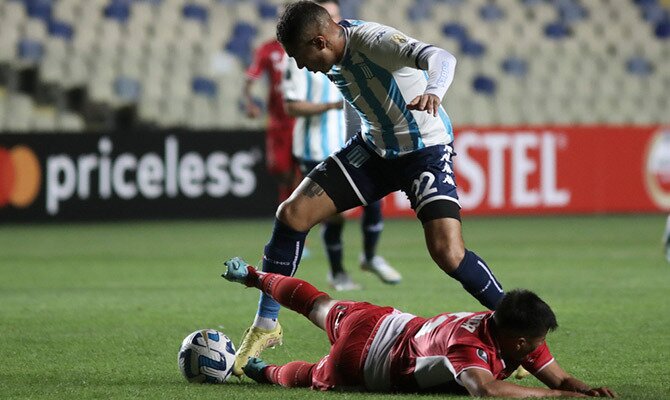 Paolo Guerrero en partido de Racing de Avellaneda por la Copa Libertadores
